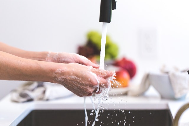 washing hands to protect winter wellness