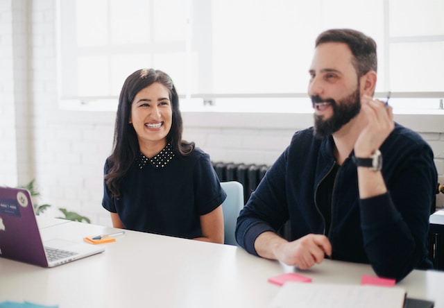 boss mentoring employee